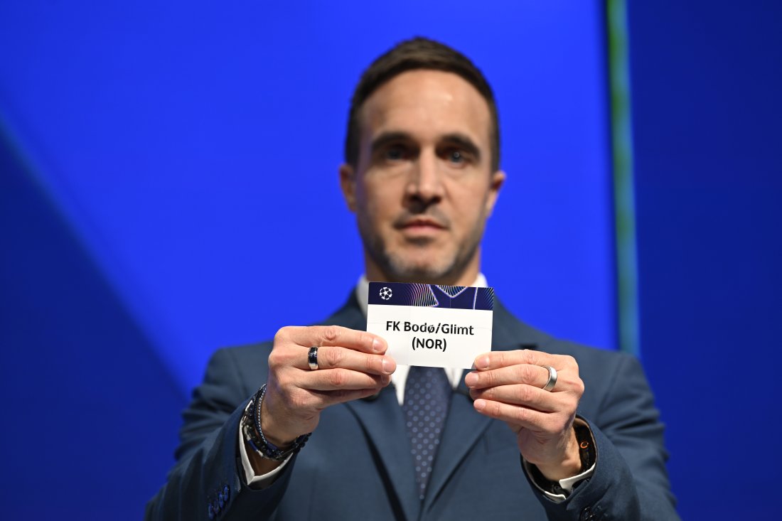 Lapp med Bodø/Glimts navn og Champions League-logo holdes frem og vises til kameraet etter trekningen av den tredje kvalifiseringsrunden. 