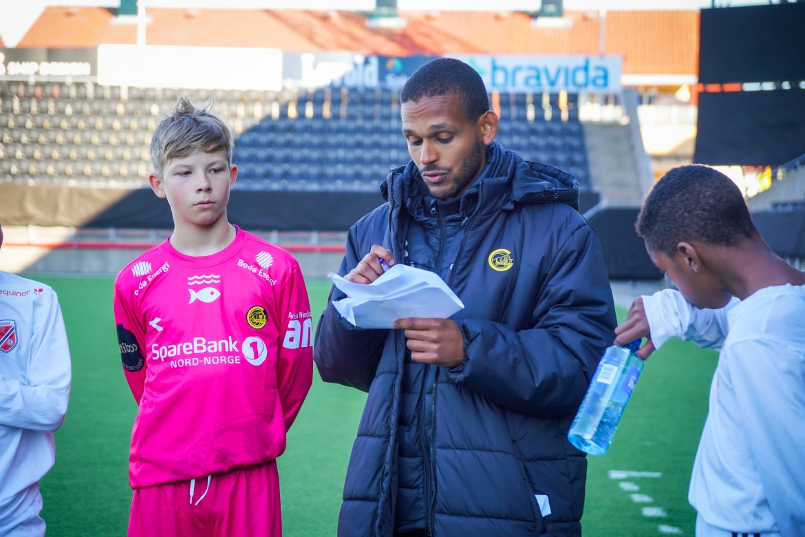 Spillere og Raymond Rachid under Salten Aqua-samling på Aspmyra 2022. Salten Aqua talentsamling.