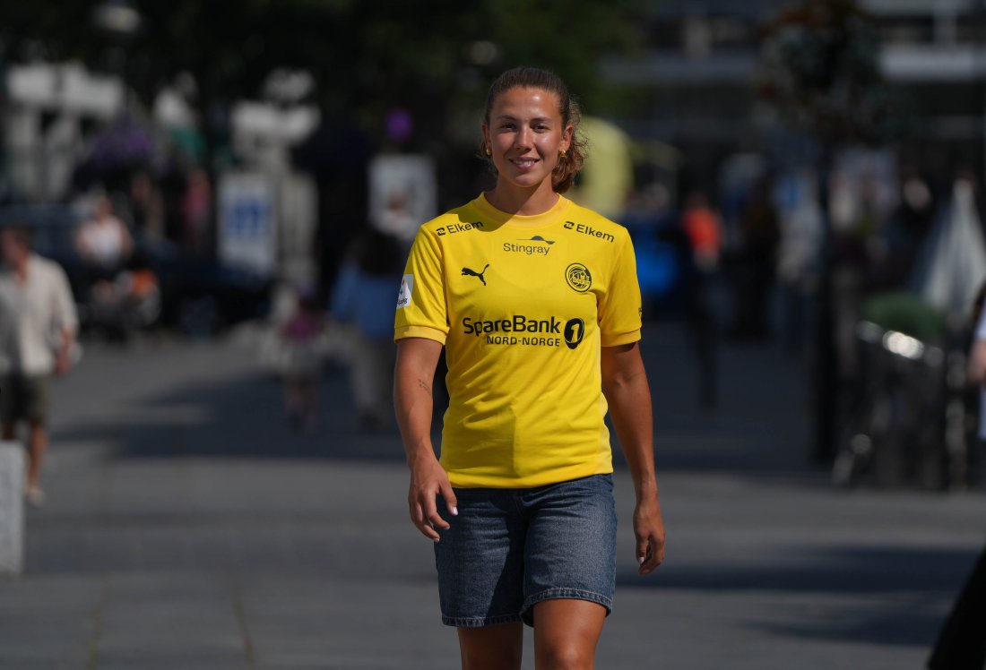 Nye spilleren Veronika går smilende mot fotografen i Bodø sentrum