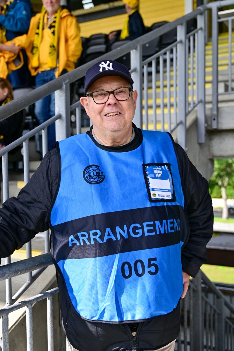 Slik ser de nye vestene ut! Forskjellige farger for forskjellige funksjoner, med stor lomme med plass til akkrediteringen. Foto: Kent Even Grundstad