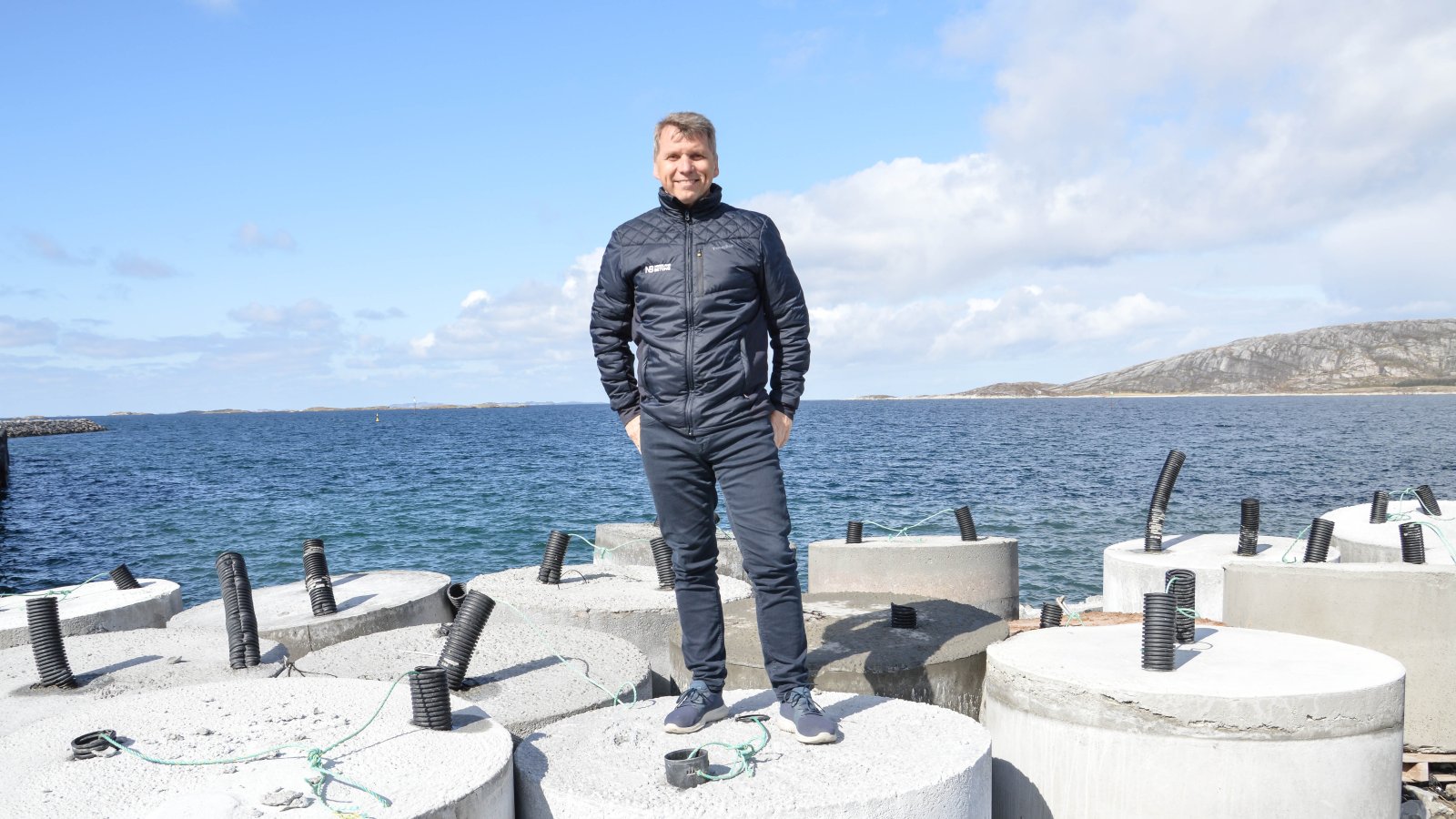 Nordland Betong i Bodø jobber bærekraftig i stadig større grad. Daglig leder Tore Mosand sier de har redusert CO2-utslippet med 30 prosent. Det jobbes også med å gjenbruke brukt betong. Her er ett produkt; synkelodd som blant annet brukes til forankring.  Mer er på vei. Foto: Lise Fagerbakk