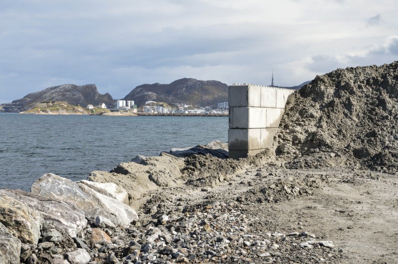Betongveggen er bygget av restbetong. Klossene fungerer som legoklosser, og kan blant annet hjelpe deg å dele opp et område, skjerme eller beskytte noe. Foto: Lise Fagerbakk, innholdsprodusent i Avisa Nordland.