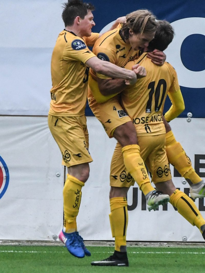 Bodø/Glimt spillerne feirer scoringen til Martin Bjørnbak på overtid. Foto: Bjørn Erik Nesse.