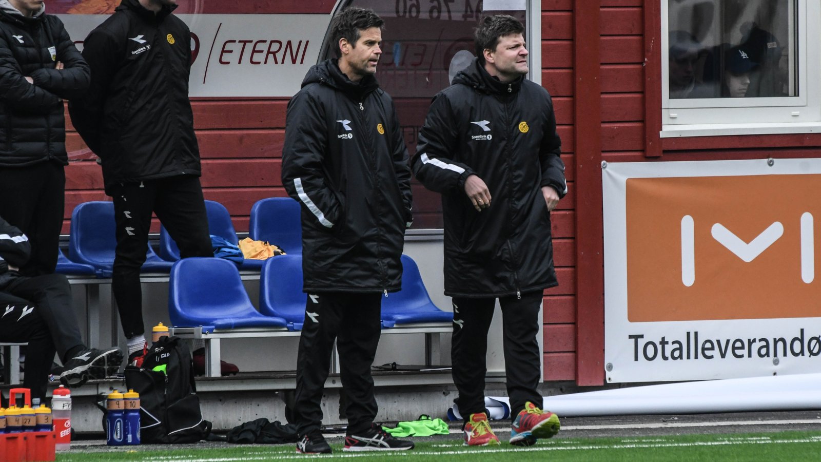 Kjetil Knutsen og Aasmund Bjørkan leder Bodø/Glimt fra benken i bortekampen mot Åsane. 