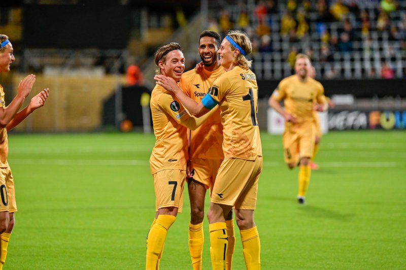 Patrick Berg, Amahl Pellegrino og Ulrik Saltnes jubler for scoring og seier mot Zorya Luhansk. Foto: Kent Even Grundstad