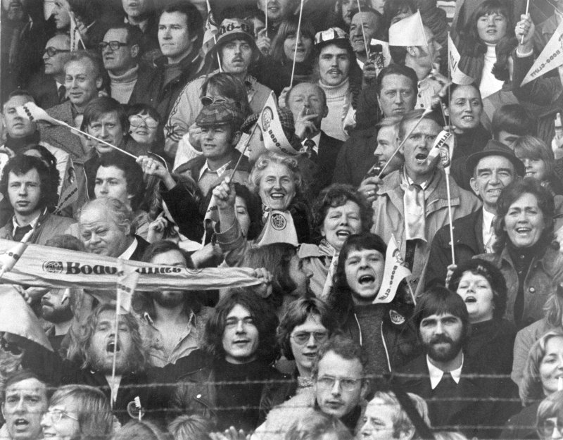 Glimtsupporterne farget Ullevaal gul og revolusjonerte norsk fotball i 1975. Foto: Arkiv i Nordland