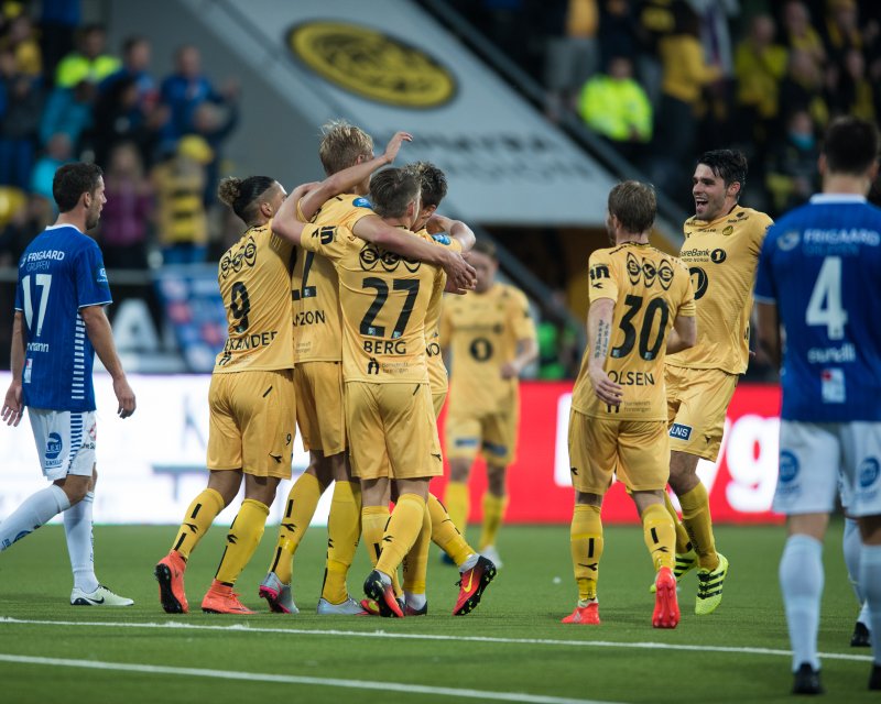 Glimtspillerne jubler etter ett av Manzons mål mot Sarpsborg i kvartfinalen
