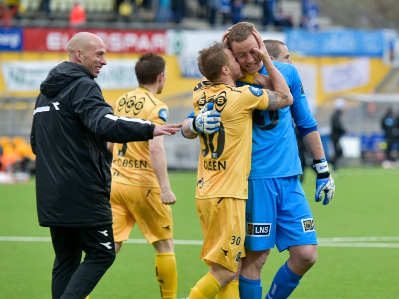 Trond Olsen takker Hannes Halldorsson etter straffene mot Haugesund